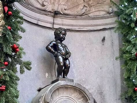 niños haciendo pipi en un arbol|Descubre la curiosa historia del Manneken Pis de。